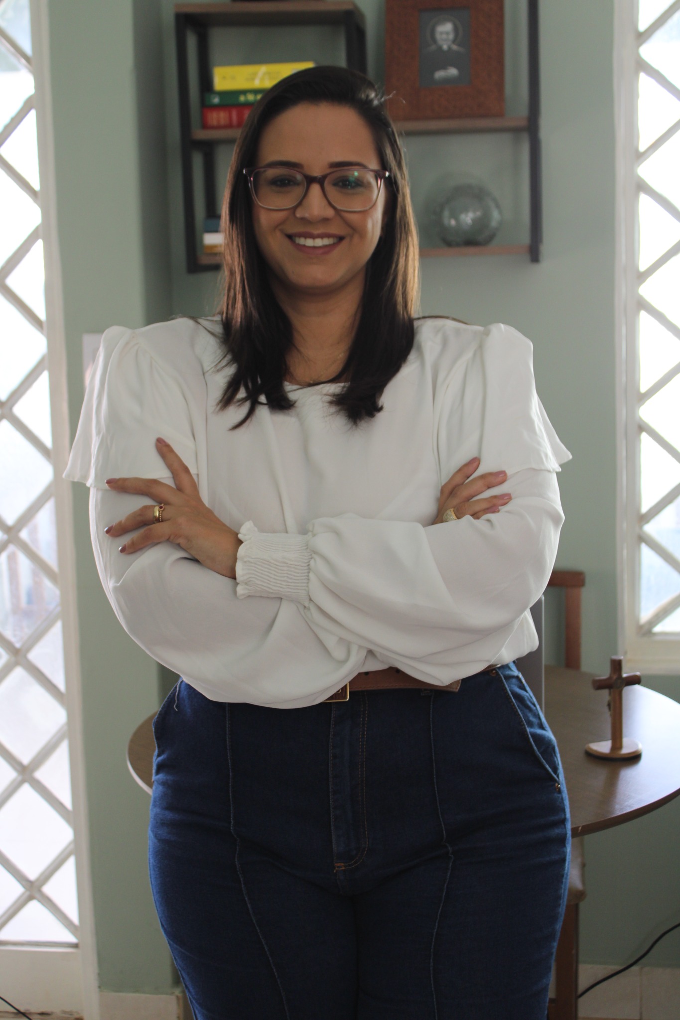Dionísia Brum Dias, de blusa branca, em ambiente profissional